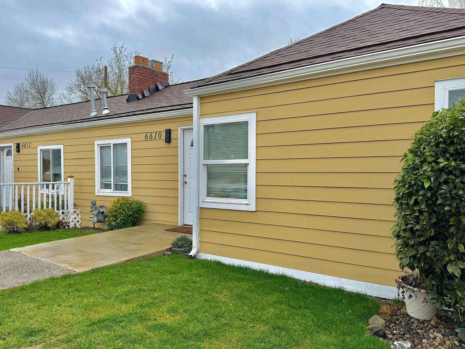 Stunning, Newly Renovated 2BR | 1BA — Photo 2