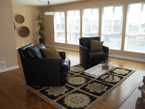 2nd image of 695 Parkview Cir
