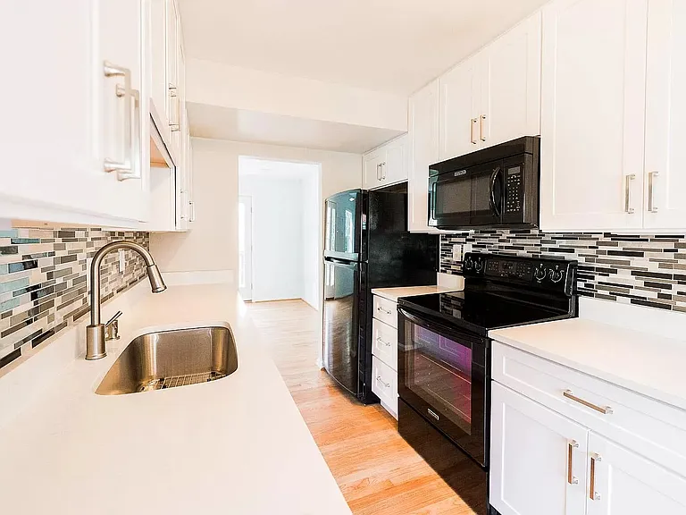 4827 Chevy Chase Dr — Photo 11
