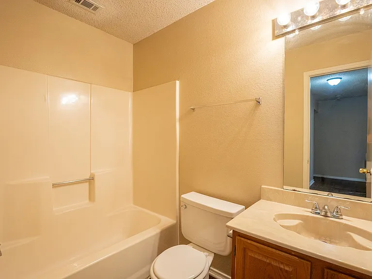 831 Ash Grove Ln — Photo 6