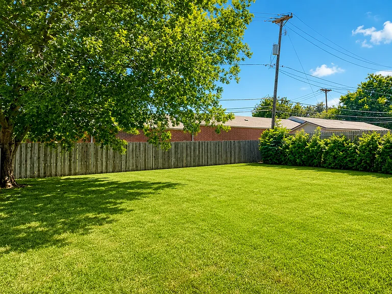 512 Himes Dr — Photo 8
