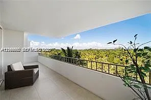 Commodore Club West Condo — Photo 3