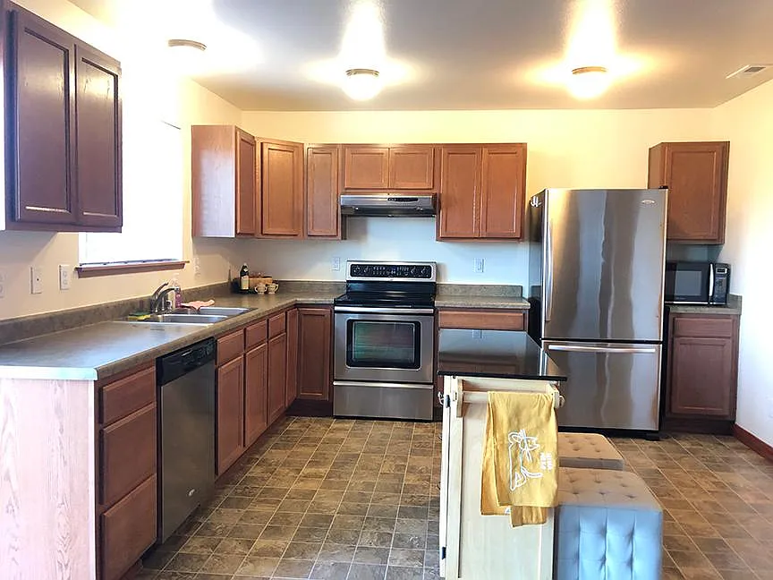 4 bed, 2.5 bath, 2360 sqft, $900 — Photo 4