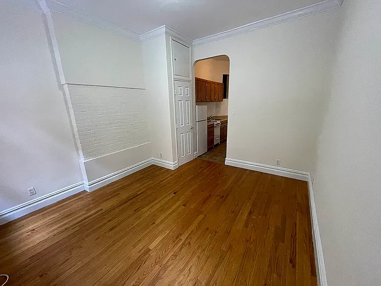 408 W 51st St #102 — Photo 2