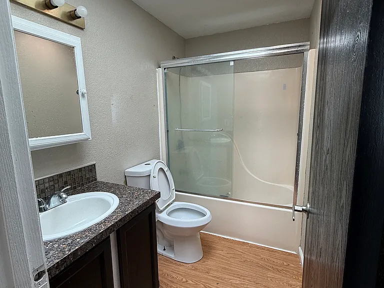 819 Hamelin Ln SE — Photo 2