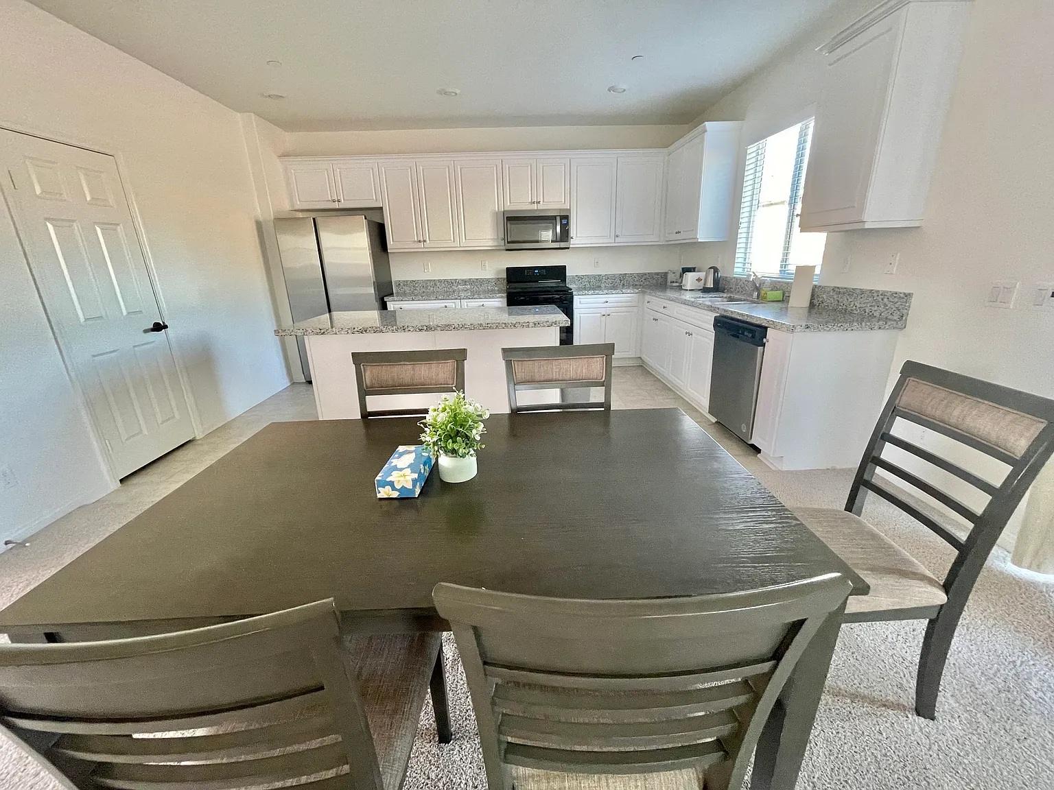 6 bed, 2537 sqft, $900 — Photo 4