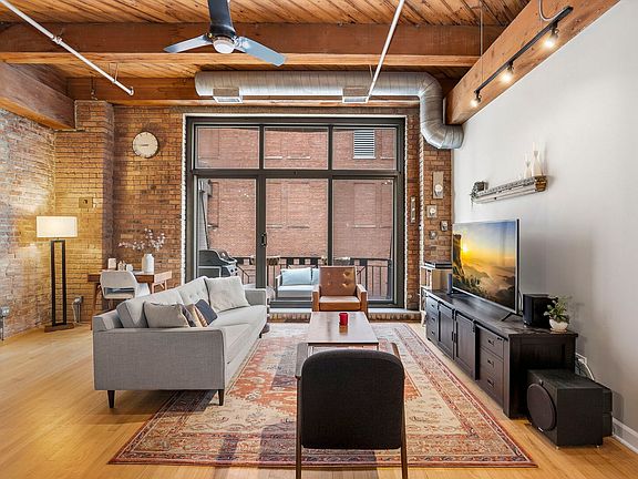 2nd image of 1330 W Monroe St APT 216