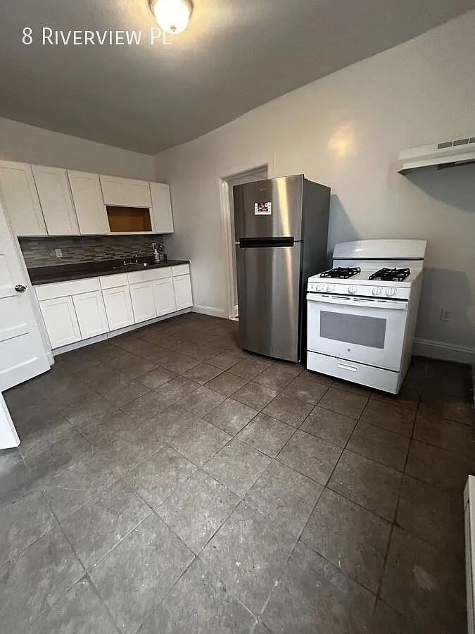 Building Photo - 8 Riverview Pl