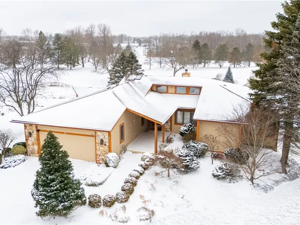 25 Spyglass Hl, Fairport, NY 14450