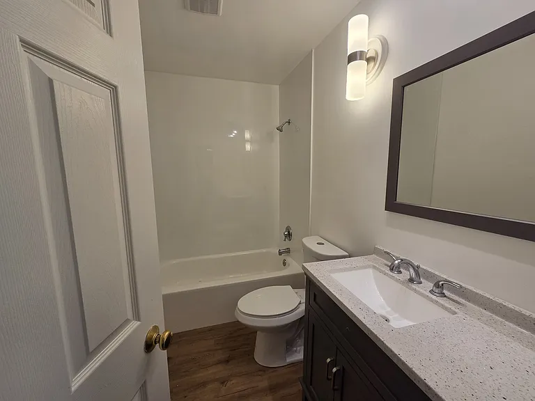 539 W 61st St #A — Photo 4