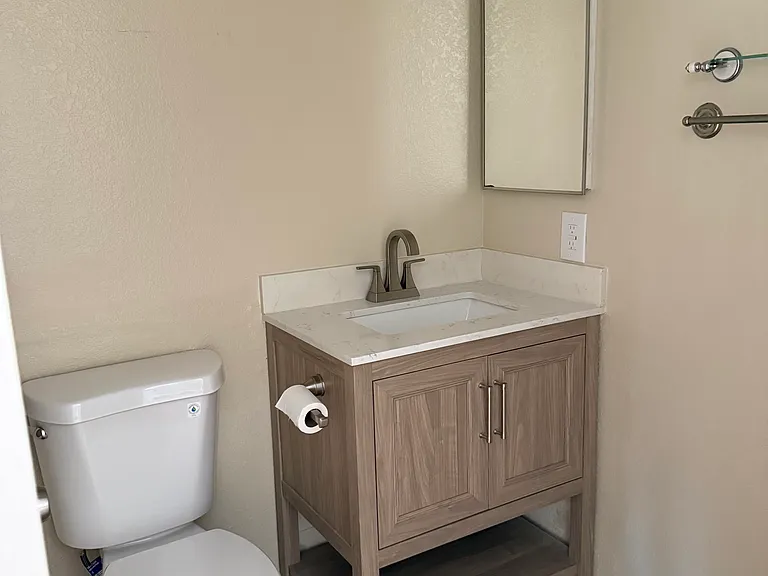 1010 E Chestnut St — Photo 17