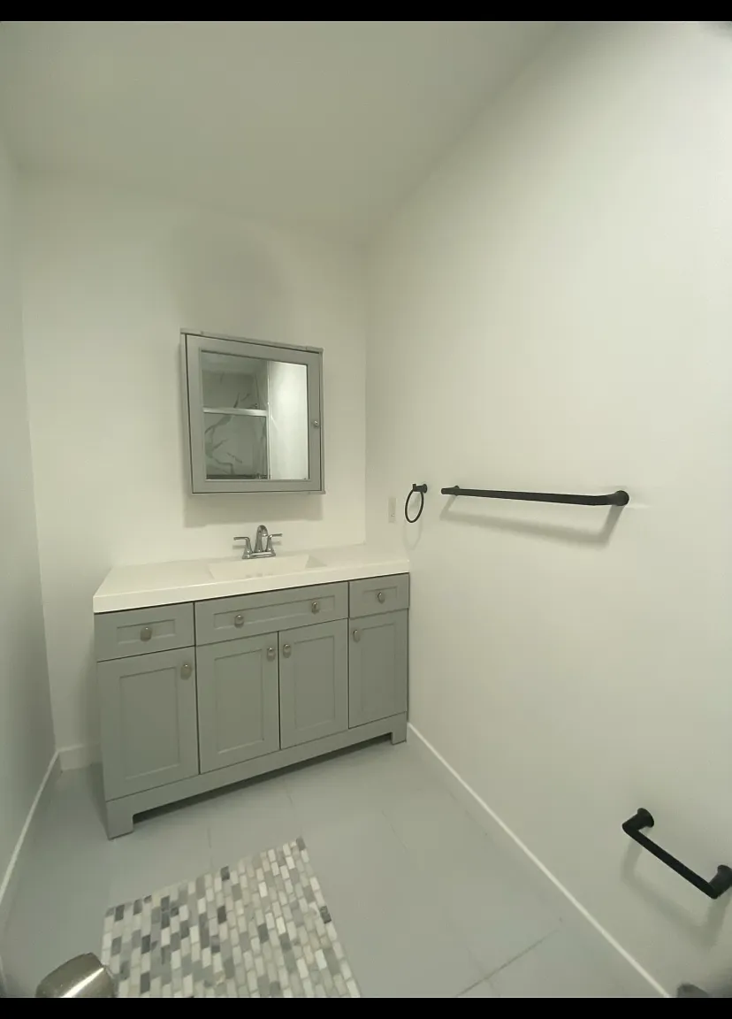 3 bed, 900 sqft, $1,200 — Photo 2