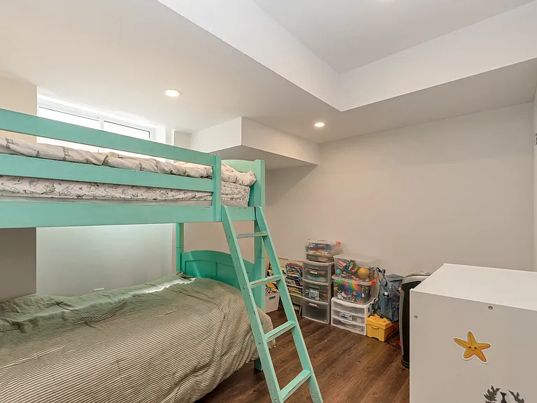 900 Green St #B — Photo 8