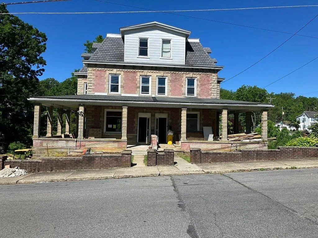 4 bed, 2.0 bath, 1808 sqft, $2,450 — Photo 1