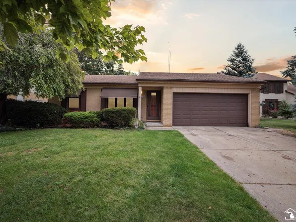 22020 Village Ct, Woodhaven, MI 48183