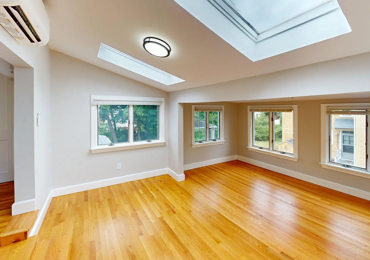 5 bed, 1834 sqft, $5,995 — Photo 1