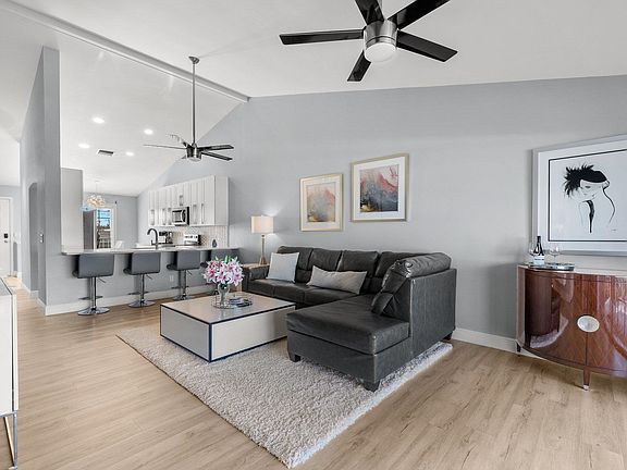 4th image of 4622 SW 12th Pl APT 222