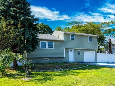 95 Holiday Park Drive, Centereach, NY, 11720