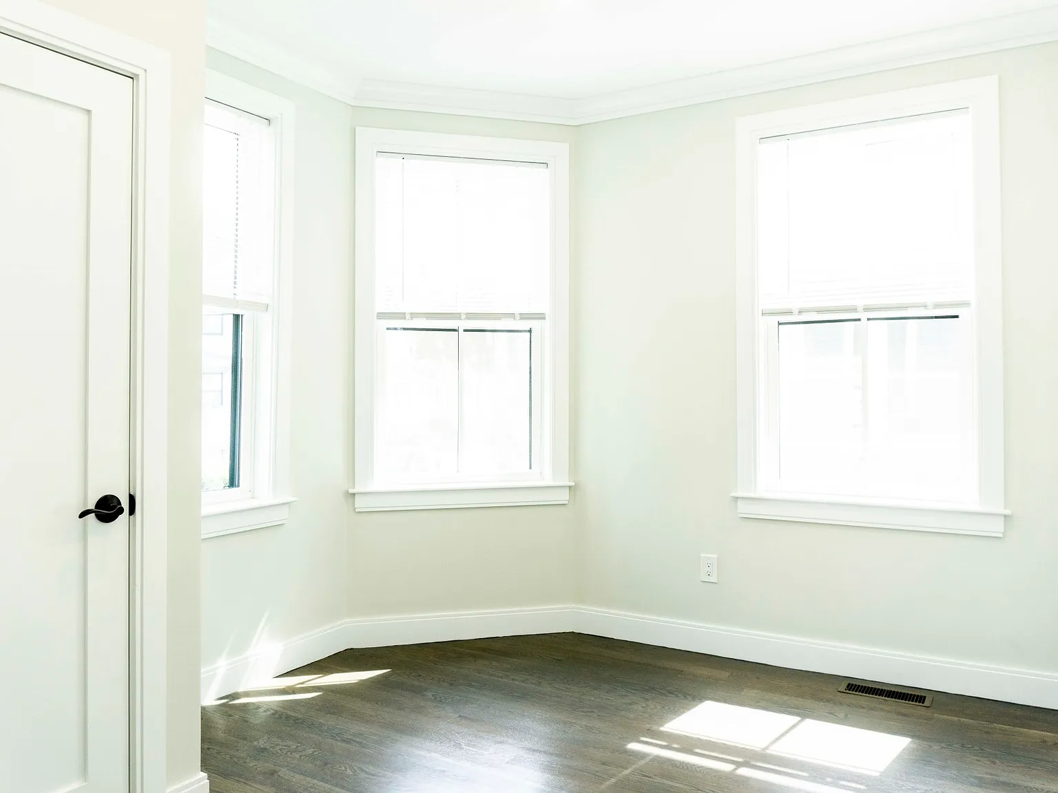 3 bed, 2.5 bath, 1500 sqft, $4,750 — Photo 2
