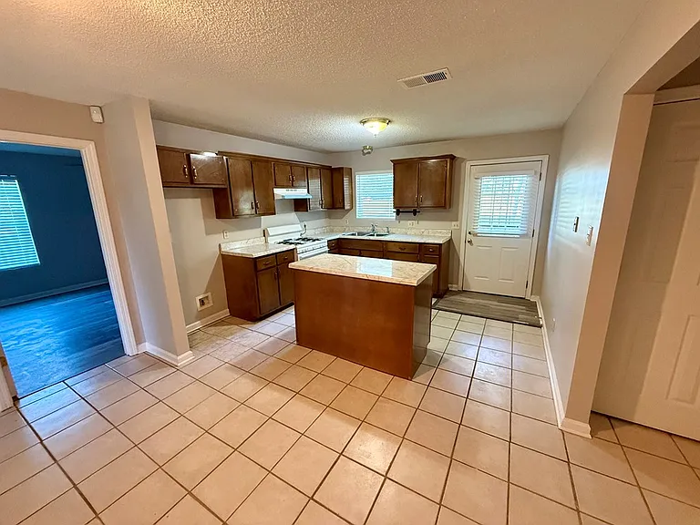 213 Randolph St — Photo 8