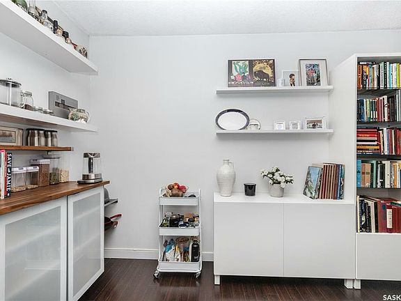 4th image of 833 B Ave N #14