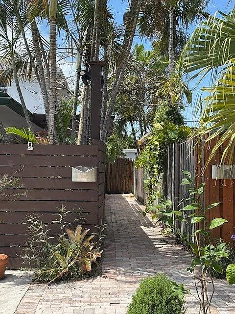 3 bed, 2.0 bath, 1800 sqft, $3,750 — Photo 3