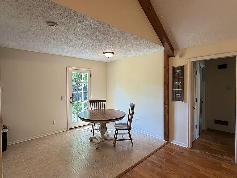 530 Chadford Rd — Photo 8