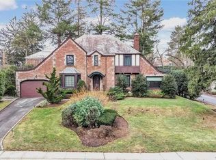 100 Bayview Ave, Great Neck, NY 11021