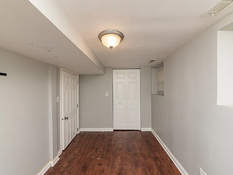 5344 W Eddy St #G — Photo 8