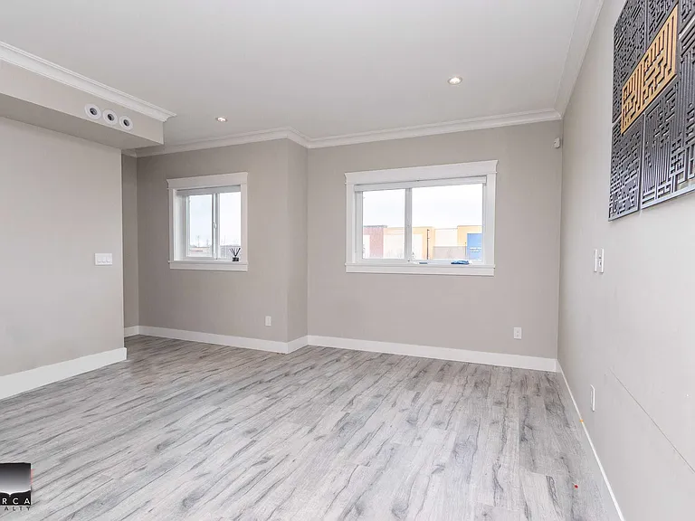 9560 Alexandra Rd #8 — Photo 2
