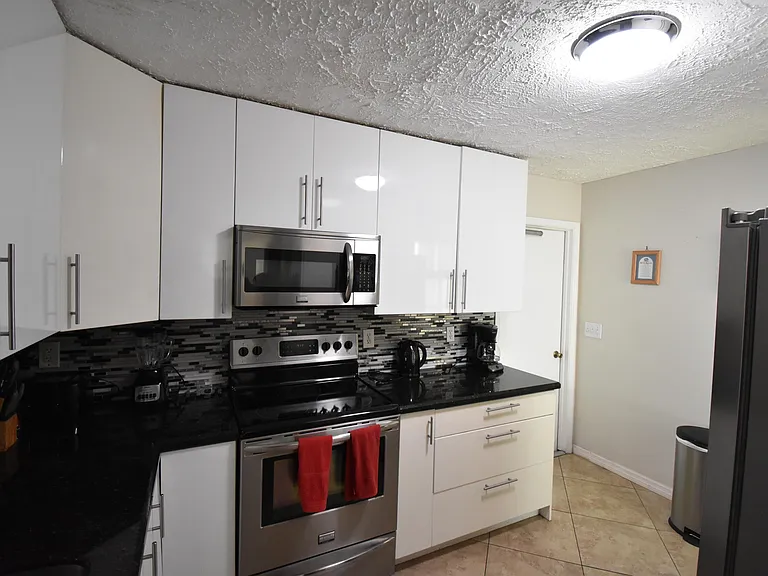 9426 Southampton Pl — Photo 4
