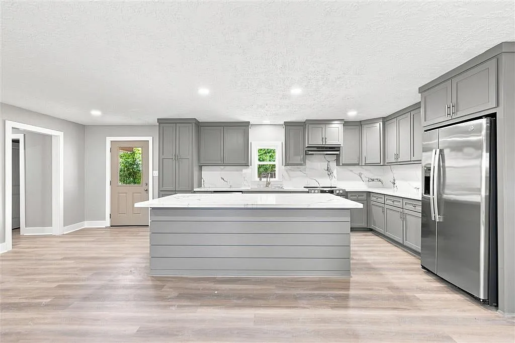 3 bed, 2.0 bath, 1705 sqft, $2,300 — Photo 3