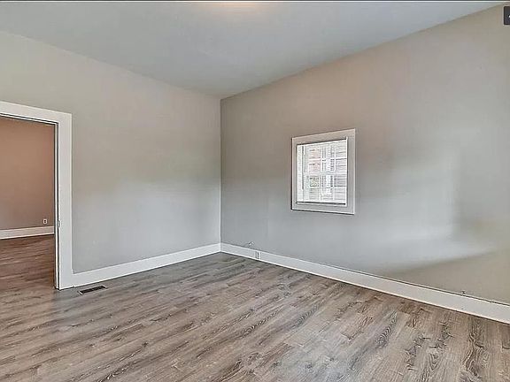 3rd image of 1015 Lexington Ave