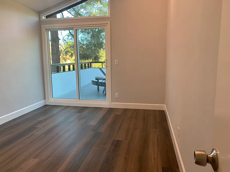 Upstairs bedroom with balcony and mountain views