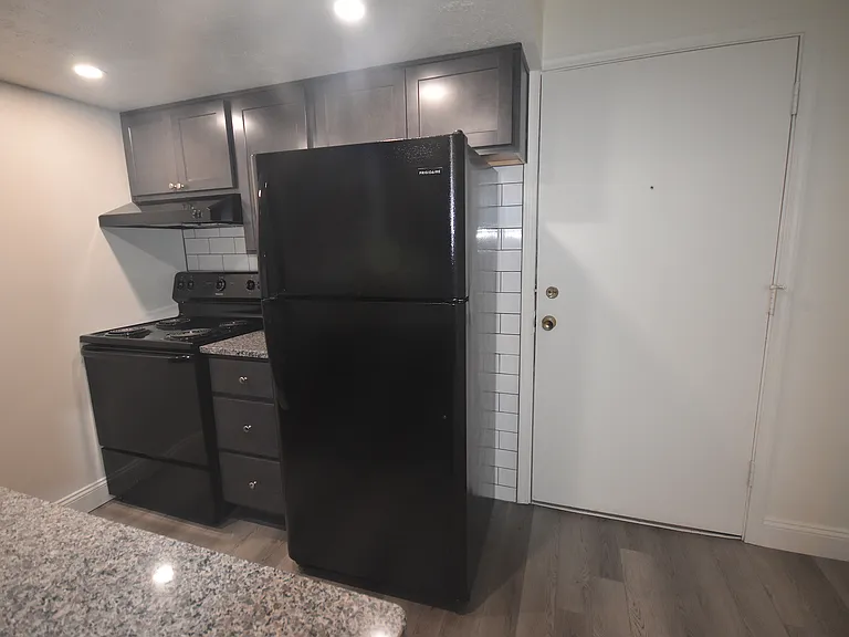 Waveland Place Apartments — Photo 33