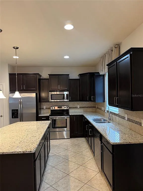 4 bed, 3.0 bath, 1990 sqft, $2,600 — Photo 4