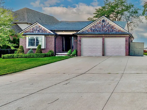 38487 Huron Pointe Dr, Harrison Township, MI 48045