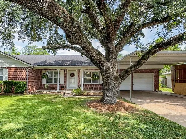 108 Sandra St, Edna, TX 77957