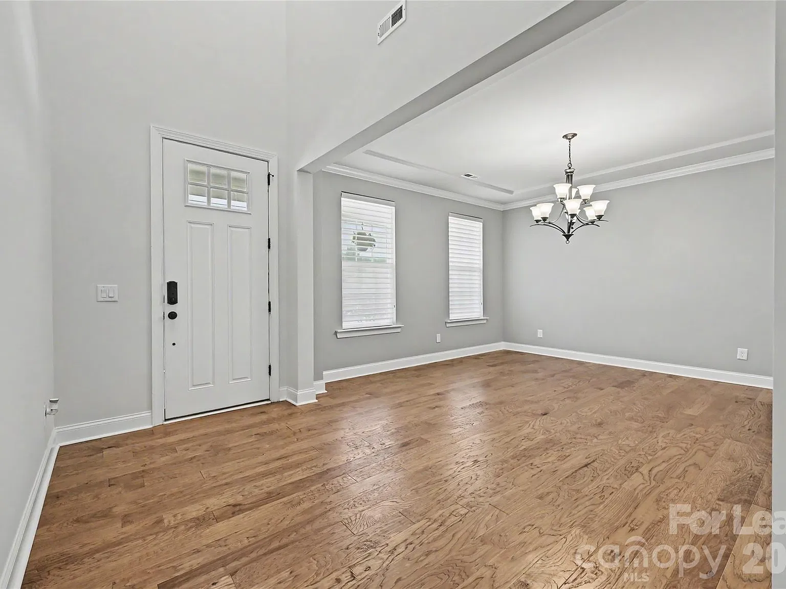 5 bed, 4.0 bath, 3867 sqft, $4,000 — Photo 3