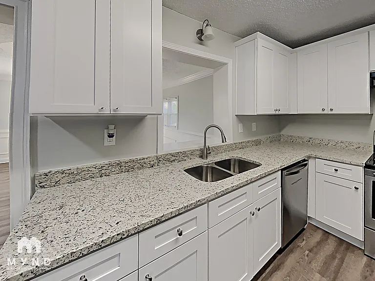 585 Oak Way — Photo 3