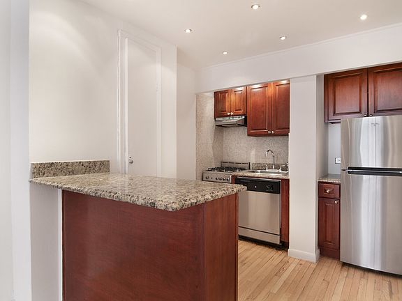 5th image of 150 W 58th St APT 6A