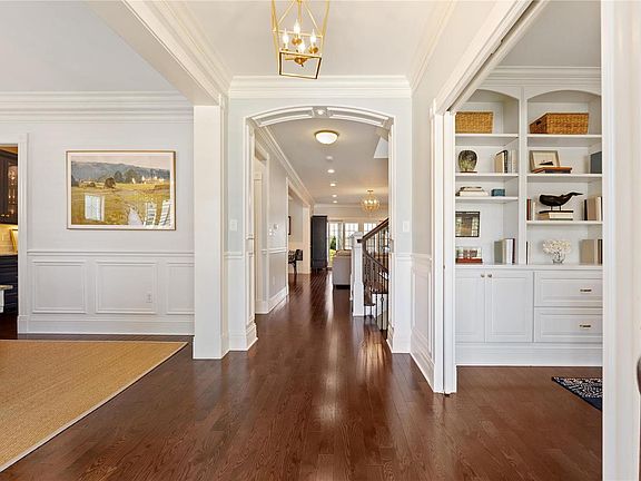 3rd image of 518 Parkwoods Ave