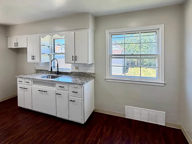 20831 Morris Ave — Photo 2