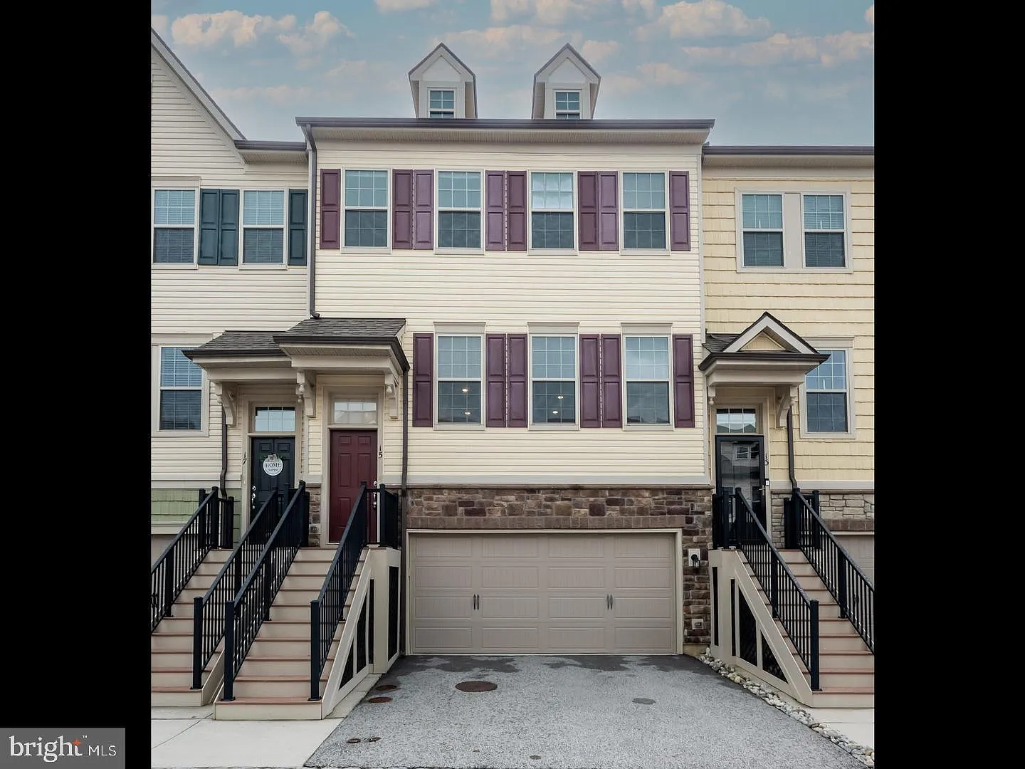 3 bed, 2.5 bath, 2270 sqft, $3,300 — Photo 2