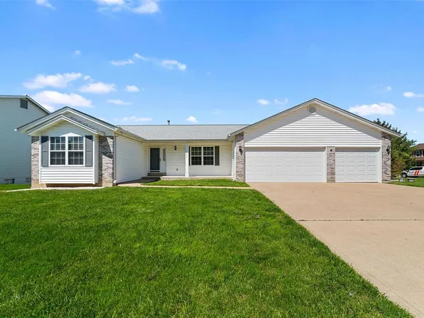 1028 Tower Park Dr, Saint Charles, MO 63304
