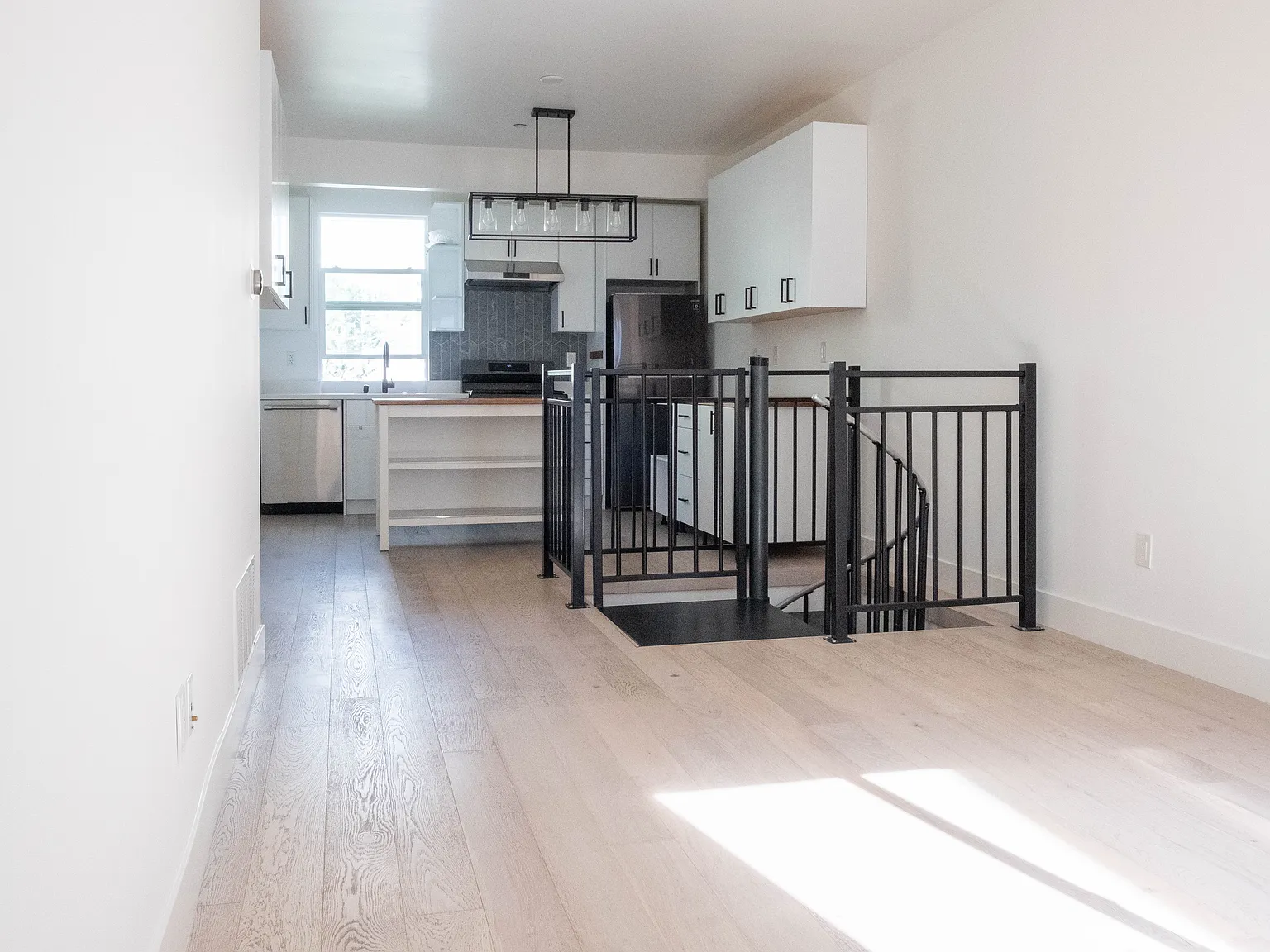 3 bed, 1483 sqft, $7,400 — Photo 4