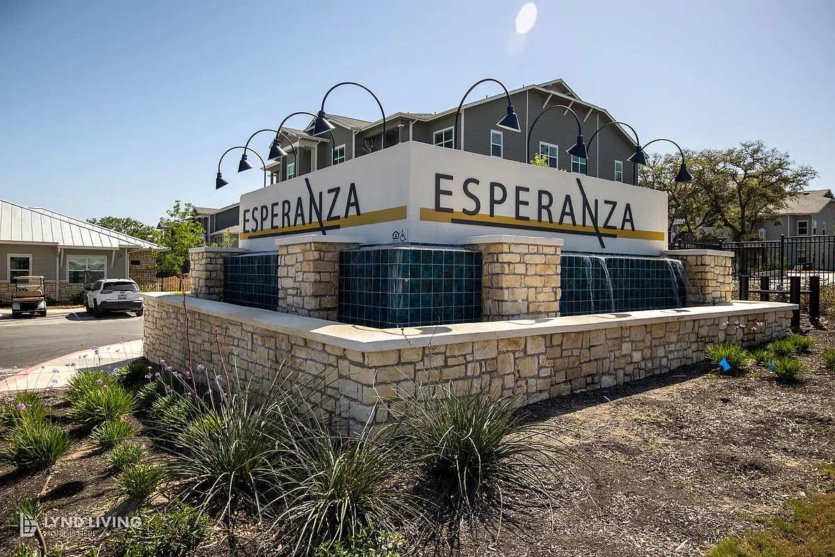Building Photo - Esperanza