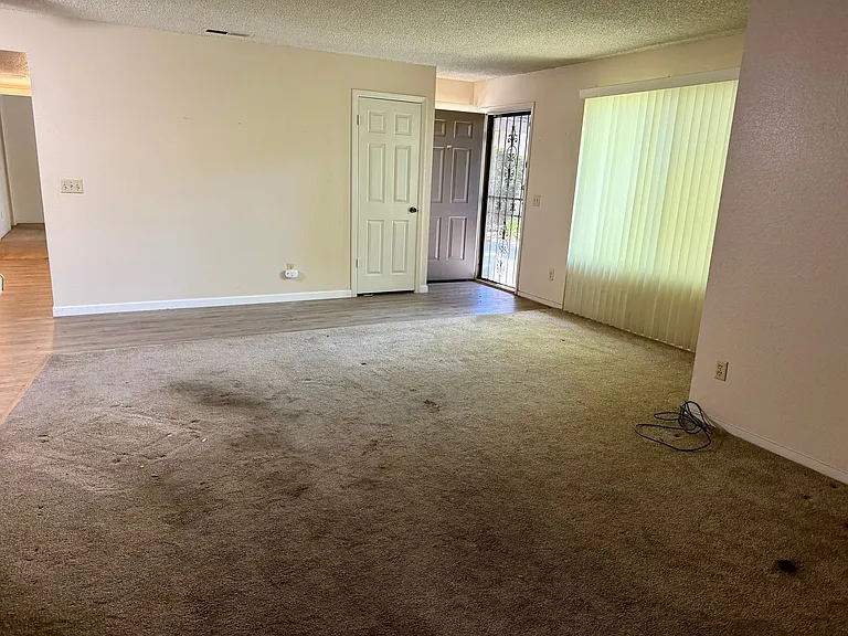 537 W Escalon Ave — Photo 6