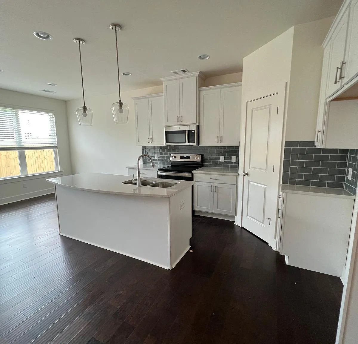 3 bed, 2.5 bath, 1774 sqft, $2,300 — Photo 4