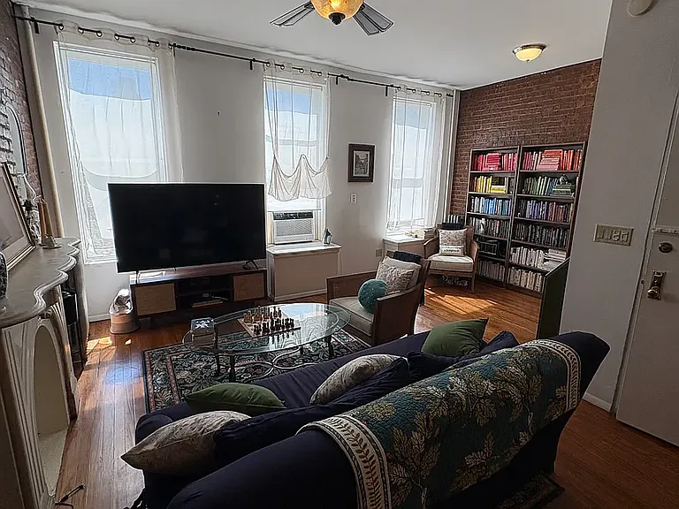 42 Henry St #3 — Photo 2